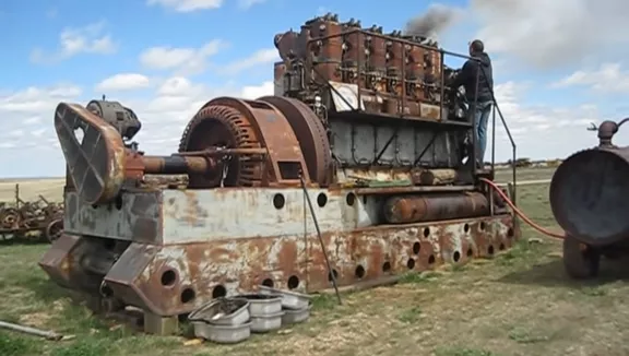 Американский дизельный двигатель завелся после 30 лет простоя